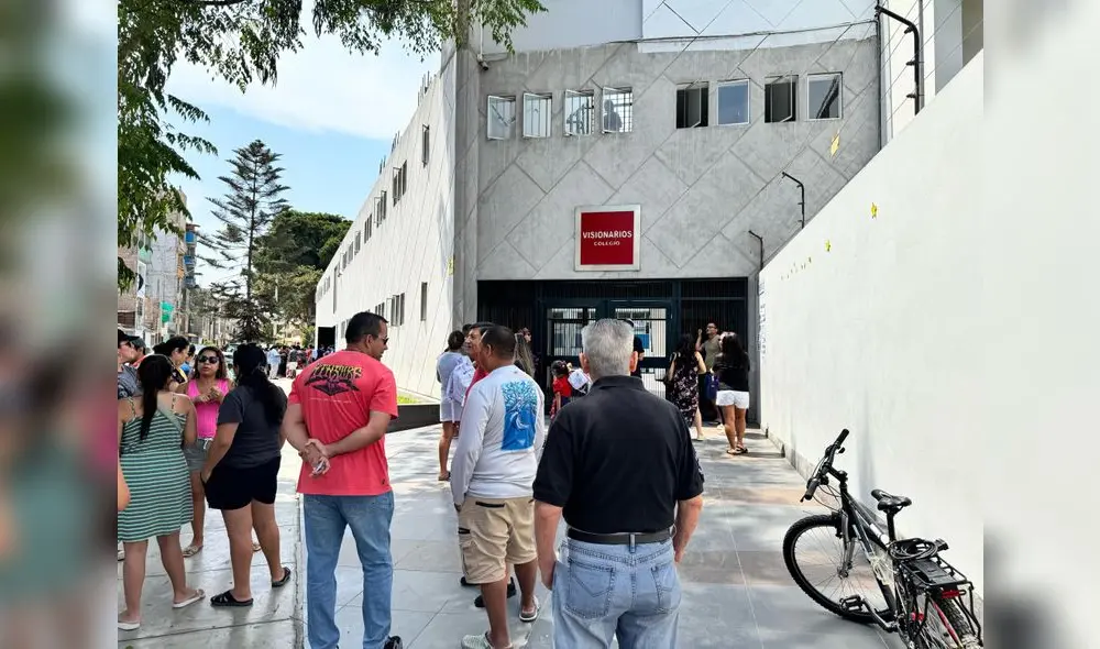Padres retiran a sus hijos de colegio en Los Olivos tras confirmar que son extorsionados. Foto: La República Padres retiran a sus hijos de colegio en Los Olivos tras confirmar que son extorsionados. Foto: La República