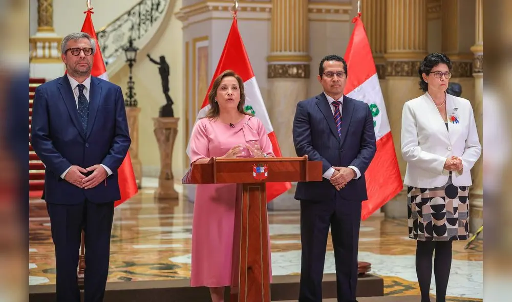 Intenta asegurar su permanencia hasta el 2026. Presidenta Boluarte convocó al proceso de elecciones generales en medio del caos que su gobierno no puede resolver. Intenta asegurar su permanencia hasta el 2026. Presidenta Boluarte convocó al proceso de elecciones generales en medio del caos que su gobierno no puede resolver.