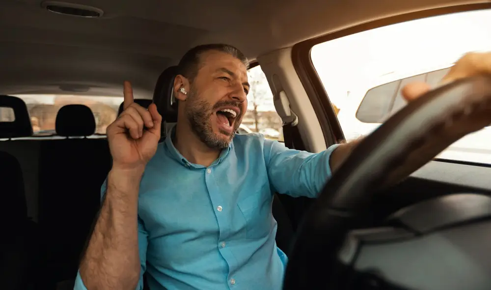 Conducir en Florida requiere seguir normas esenciales para la seguridad vial, especialmente sobre el uso de dispositivos electrónicos, incluyendo auriculares. Foto: Freepik