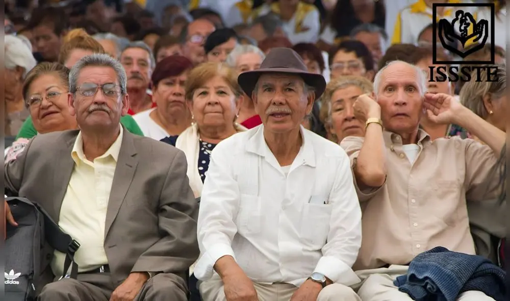Existen paso clave que jubilados y pensionados del ISSSTE deben realizar para tramitar credencial permanente en México. Foto: Composición LR/CDN/Static Existen paso clave que jubilados y pensionados del ISSSTE deben realizar para tramitar credencial permanente en México. Foto: Composición LR/CDN/Static