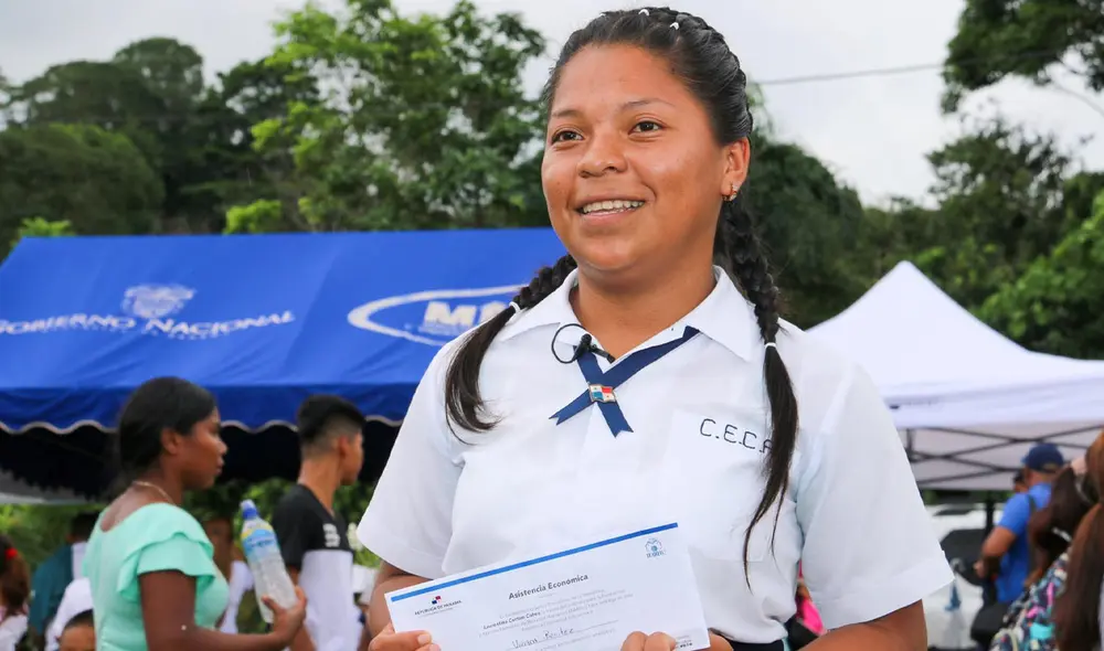 Los pagos del PASE-U continúan bajo la modalidad de cheques. Foto: Ifarhu