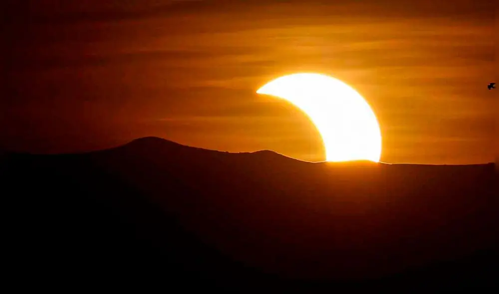 Según datos de la NASA, el eclipse solar parcial podrá observarse solo en zonas del hemisferio norte. Foto: El Independiente.