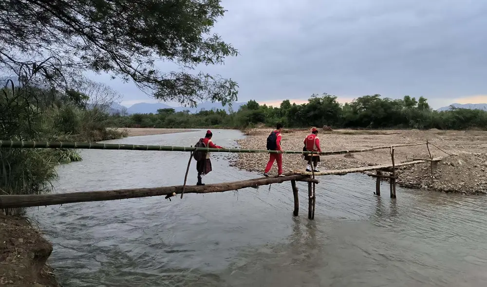 Padres señalan que desde hace décadas piden un puente a autoridades. Foto: Difusión.