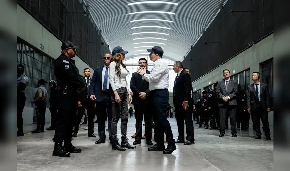 Secretaria de Seguridad Nacional de EE. UU., Kristi Noem, visitó cárcel de máxima seguridad en El Salvador, donde están los deportados por el gobierno estadounidense. Foto: EFE Secretaria de Seguridad Nacional de EE. UU., Kristi Noem, visitó cárcel de máxima seguridad en El Salvador, donde están los deportados por el gobierno estadounidense. Foto: EFE