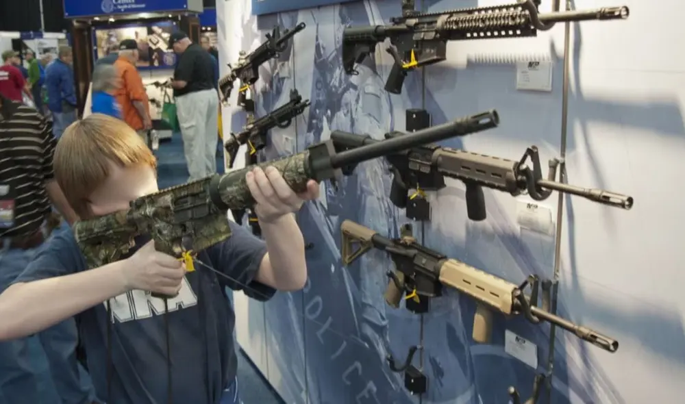 La Cámara de Representantes de Florida aprobó un proyecto de ley que reduce la edad mínima para la compra de rifles de 21 a 18 años.