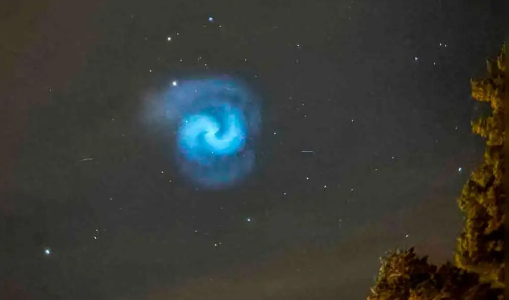 Una espiral azul y blanca avistada en el cielo de numerosos países europeos. Foto: Clement Corsi/Storyful.