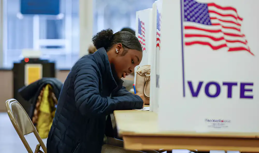 Fotografiar la boleta en Illinois es ilegal y puede llevar a prisión y multas de hasta US$25.000. Foto: composición LR/EL País