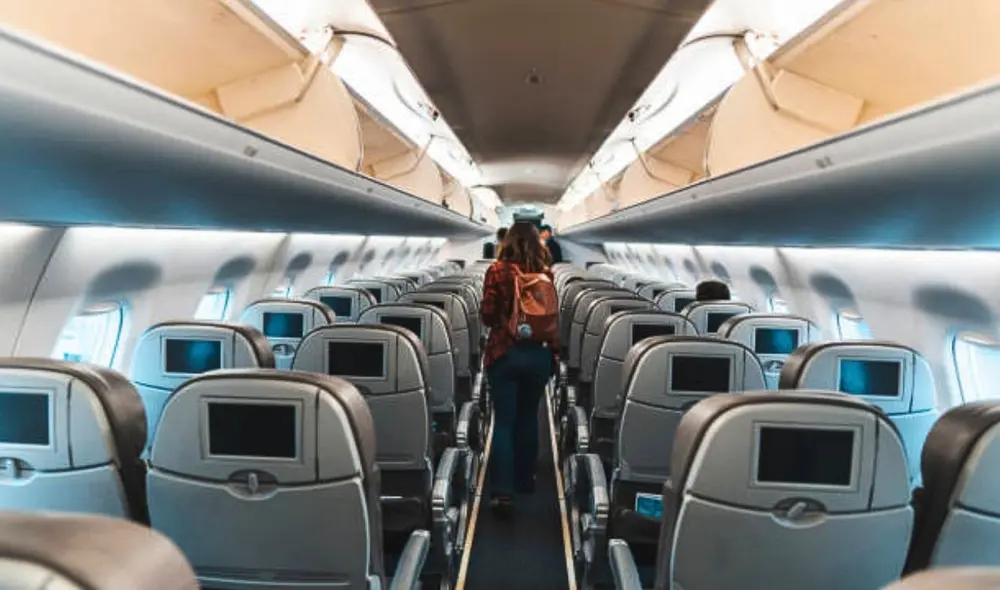 La caída de más del 70% en las reservas de vuelos entre Canadá y EE. UU. debido a tensiones políticas y económicas afecta gravemente al sector turístico.