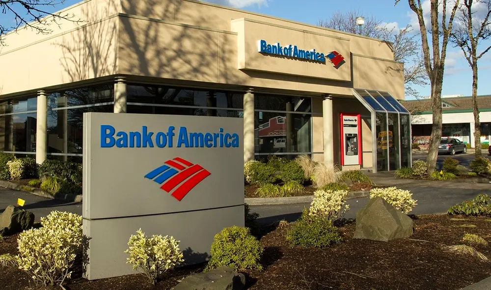 Bank of America advierte que las cuentas sin actividad prolongada podrían ser consideradas abandonadas y sus fondos transferidos al estado; se insta a los clientes a mantener sus cuentas activas para evitar este proceso. Foto: CNN