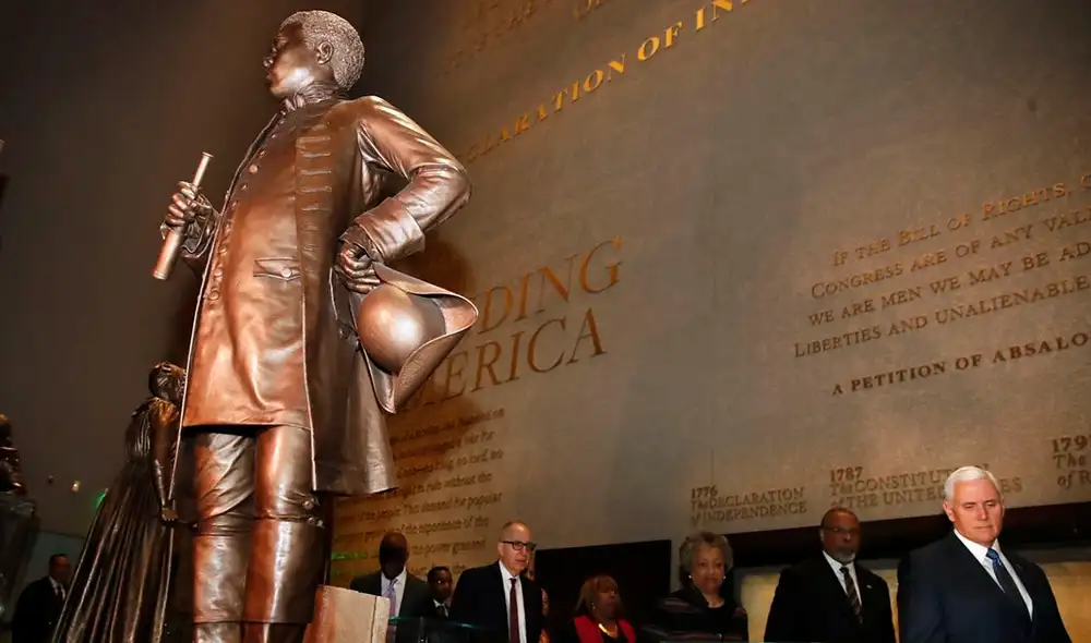 Donald Trump firmó una orden ejecutiva para eliminar ideologías consideradas "antiestadounidenses" en los museos Smithsonian, buscando restaurar lo que él denomina "verdad y cordura" en la historia nacional. Foto: NY1 Donald Trump firmó una orden ejecutiva para eliminar ideologías consideradas "antiestadounidenses" en los museos Smithsonian, buscando restaurar lo que él denomina "verdad y cordura" en la historia nacional. Foto: NY1