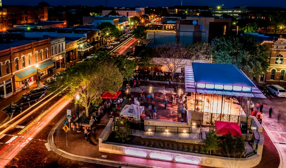 Plano es el mejor lugar para vivir en Texas, destacándose por su balance entre desarrollo urbano y espacios naturales, brindando a sus residentes una vida tranquila y accesible. Foto: Visit Plano