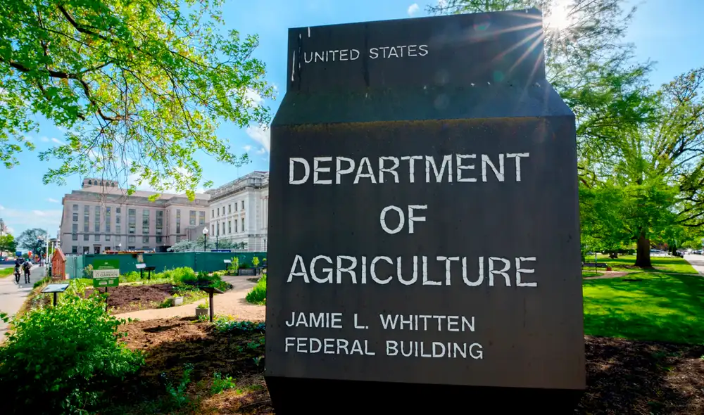 La suspensión de los envíos de ayuda alimentaria a California por parte de la USDA afecta a bancos de alimentos y escuelas, causando preocupación por el aumento de la inseguridad alimentaria en el estado. Foto: Earthjustice