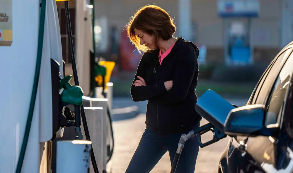 El plan de varios estados de EE. UU. para prohibir la venta de vehículos de gasolina en los próximos años refuerza el compromiso hacia una movilidad más sostenible y la reducción de emisiones. Foto: Telemundo El plan de varios estados de EE. UU. para prohibir la venta de vehículos de gasolina en los próximos años refuerza el compromiso hacia una movilidad más sostenible y la reducción de emisiones. Foto: Telemundo