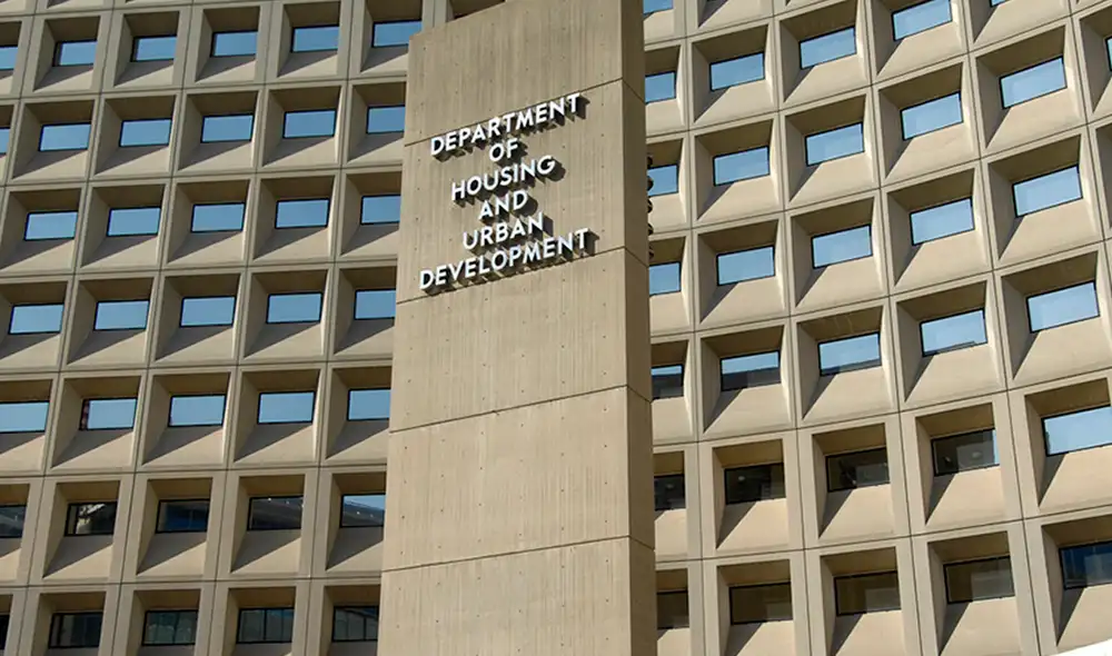 El Departamento de Vivienda y Desarrollo Urbano de Estados Unidos decidió modificar las reglas de acceso a préstamos respaldados por el gobierno, limitando el acceso para ciertos inmigrantes con estatus migratorio temporal. Foto: Newsweek