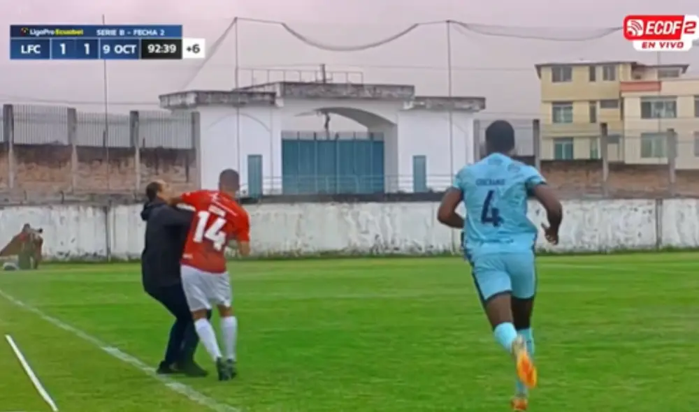 Luego de esta insolente falta, el jugador de la Serie B de Colombia fue automáticamente expulsado. Foto: captura de pantalla de X