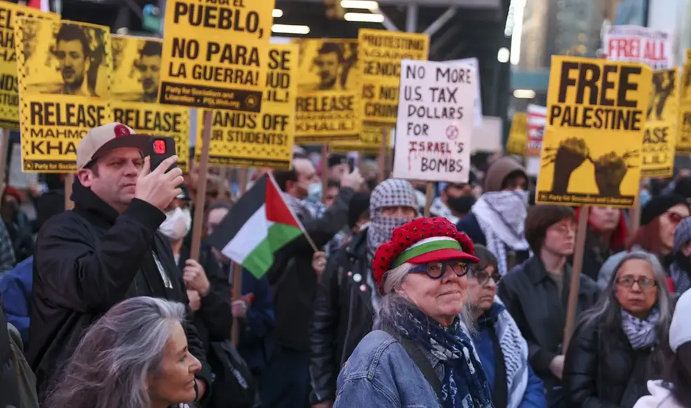 Uno de los reclamos de los oradores que intervinieron fue la liberación de los seis estudiantes universitarios recientemente arrestados por el Servicio de Control de Inmigración y Aduanas, tras expresar su apoyo a Palestina. Foto: EFE