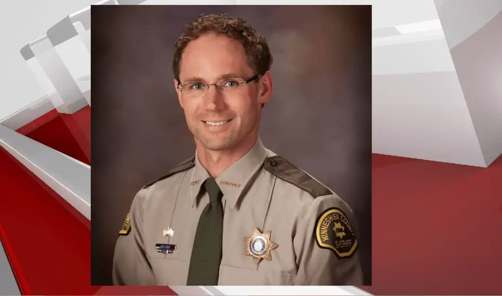 El sheriff del condado de Winneshiek enfrenta una demanda de la fiscal general de Iowa por cuestionar las prácticas de ICE Foto: KALL