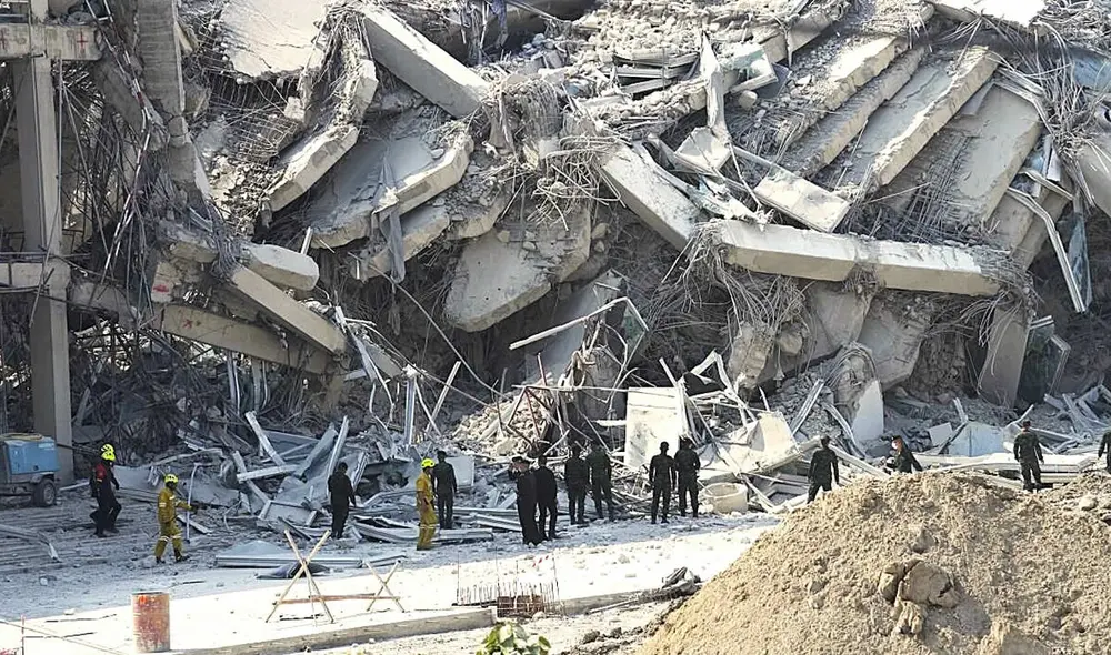 Myanmar y Tailandia han declarado emergencia, mientras equipos de rescate buscan sobrevivientes y atienden heridos. Foto: Los Angeles Times.