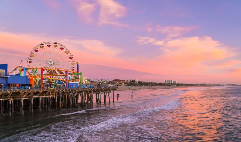 Santa Mónica es una ciudad costera en California conocida por su icónica playa, el muelle de Santa Mónica, y como el punto final de la histórica Ruta 66. Foto: VisitTheUSA