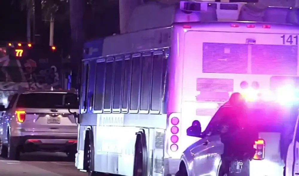 Las autoridades confirmaron que el conductor del autobús fue arrestado y trasladado para ser interrogado. Foto: Telemundo 51 Miami