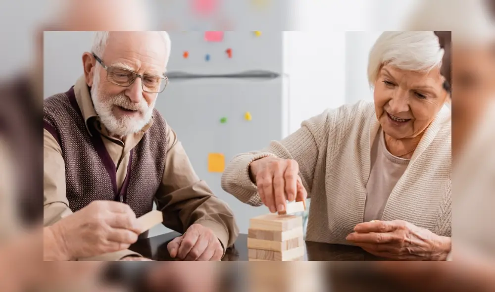 El programa Pensión 65 está destinado a brindar apoyo económico a los adultos mayores en situación de vulnerabilidad. Foto: composición LR/Fundación Atilano Sánchez Sánchez