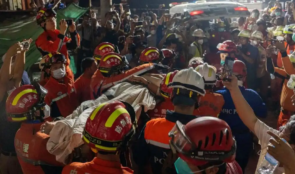Rescatan a mujer que resistió 60 horas bajo los escombros por terremoto en Tailandia. Foto: storyfull