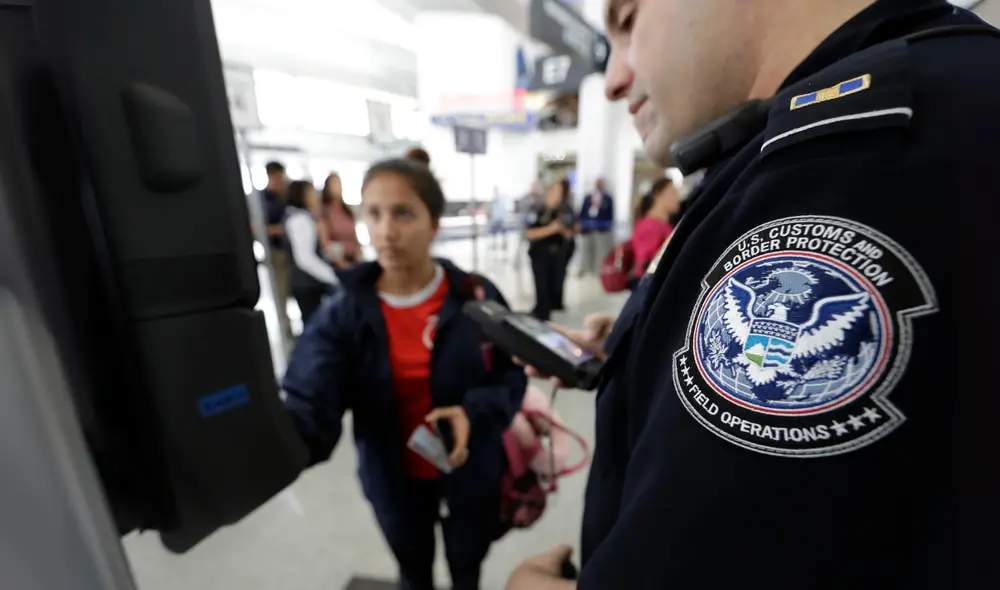 Las inspecciones de teléfonos en aeropuertos de EE.UU. aumentaron un 47% en 2025, lo que ha llevado a deportaciones por el contenido personal encontrado en dispositivos. Foto: composición LR/Univisión Las inspecciones de teléfonos en aeropuertos de EE.UU. aumentaron un 47% en 2025, lo que ha llevado a deportaciones por el contenido personal encontrado en dispositivos. Foto: composición LR/Univisión