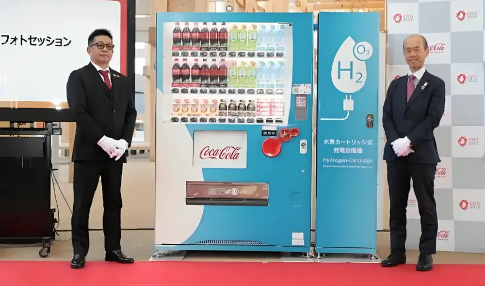 La máquina expendedora de Coca-Cola, impulsada por hidrógeno, debutará en la Expo Osaka-Kansai 2025, promoviendo un futuro sin dependencia de electricidad convencional. Foto: composición LR/Hipertextual