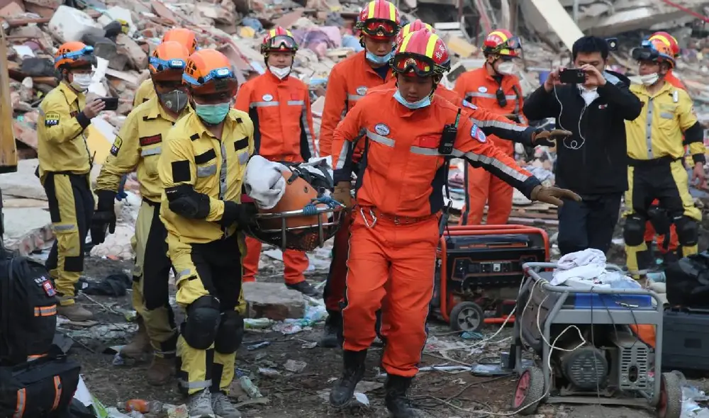 Rescatan mujer embarazada de los escombros de un edificio, tras 3 días por terremoto. Foto: Ministerio de Gestión de Emergencias de China a través de Storyful Rescatan mujer embarazada de los escombros de un edificio, tras 3 días por terremoto. Foto: Ministerio de Gestión de Emergencias de China a través de Storyful