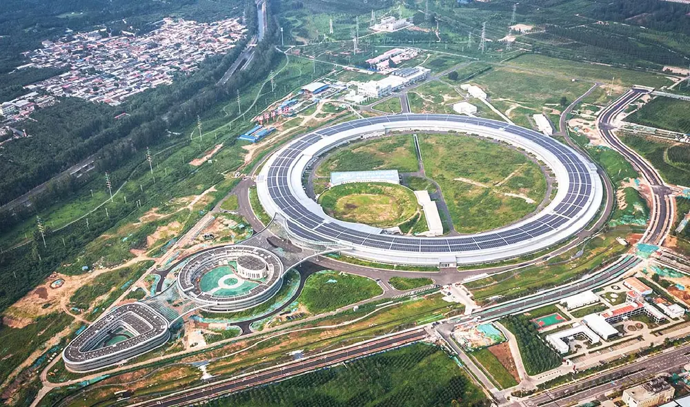 China está a punto de lanzar la Fuente de Fotones de Alta Energía (HEPS), que emitirá rayos X mil millones de veces más brillantes que el Sol. Este innovador proyecto se ubica en Huairou, Beijing. Foto: Science China está a punto de lanzar la Fuente de Fotones de Alta Energía (HEPS), que emitirá rayos X mil millones de veces más brillantes que el Sol. Este innovador proyecto se ubica en Huairou, Beijing. Foto: Science