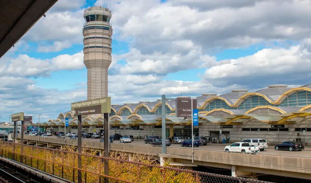 El controlador aéreo Damon Gaines, arrestado por asalto y agresión, se encuentra en licencia administrativa mientras la FAA examina la situación tras un grave accidente aéreo en enero. Foto: WAVY.com El controlador aéreo Damon Gaines, arrestado por asalto y agresión, se encuentra en licencia administrativa mientras la FAA examina la situación tras un grave accidente aéreo en enero. Foto: WAVY.com