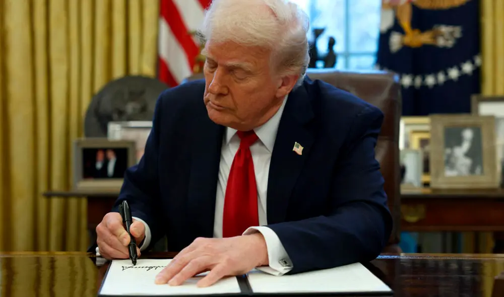 La transición afectará a áreas como reembolsos de impuestos y pagos de Seguridad Social, planteando desafíos para personas mayores y poblaciones vulnerables sin acceso a banca digital. Foto: France 24