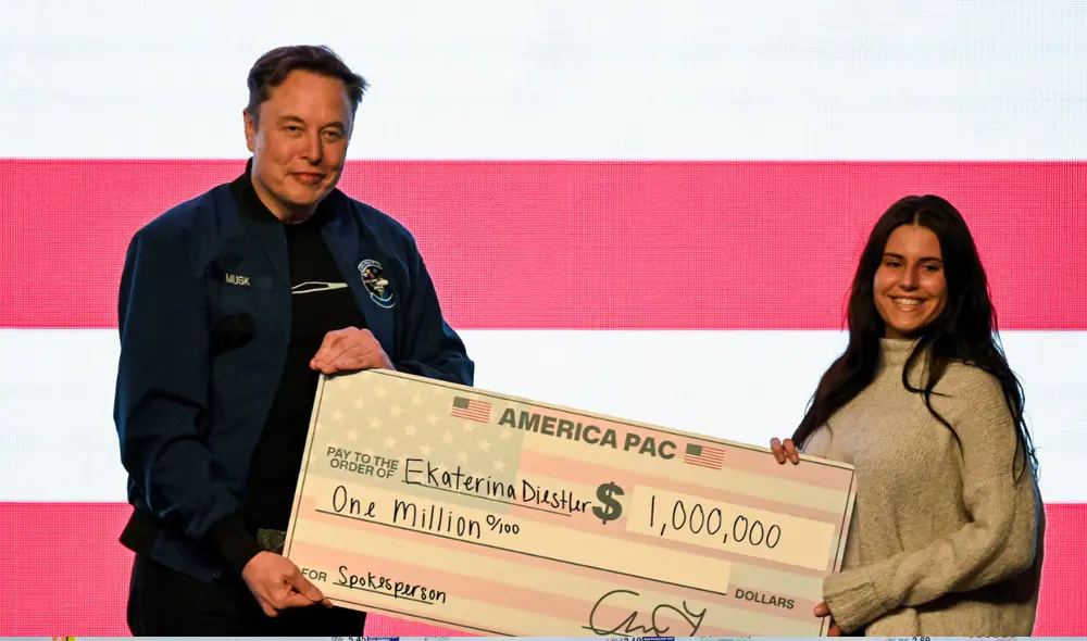 Elon Musk entrega cheques millonarios en Green Bay mientras respalda a Brad Schimel en la elección de la Corte Suprema de Wisconsin. Foto: composición LR/EL País