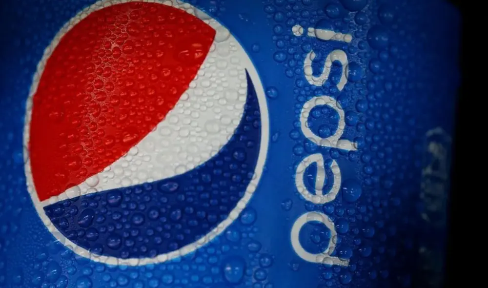 Pepsi, el icónico refresco, comenzó con otro nombre en 1898, creado por Caleb D. Bradham en Carolina del Norte como un remedio digestivo. Su historia revela la evolución de las marcas. Foto: AFP