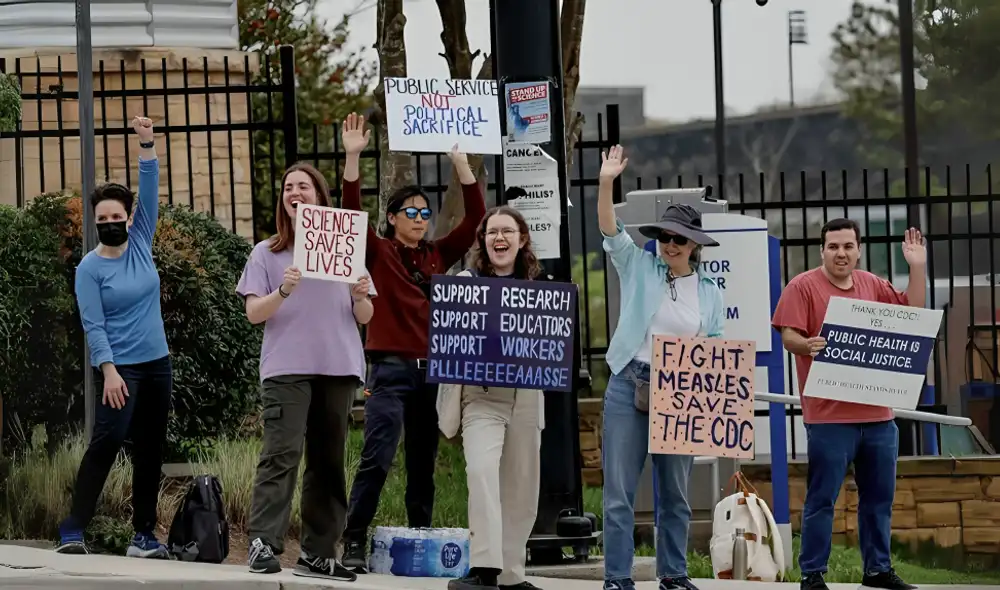 Recortes en el HHS afectan a agencias clave como los CDC y la FDA, generando incertidumbre en la salud pública de EE.UU. Foto: composición LR/EFE