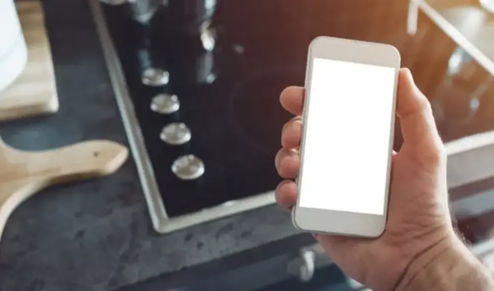Un micrófono oculto se encuentra en los celulares sin que los usuarios se den cuenta. Foto: composición LR/BBC