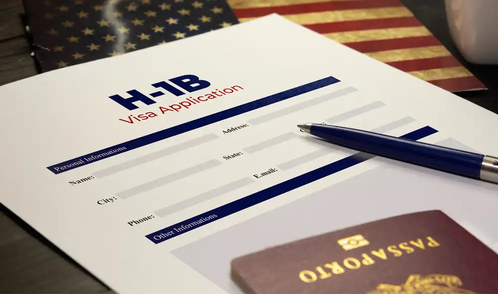 Los empleadores cuyos beneficiarios sean seleccionados podrán presentar las solicitudes de visa H-1B, junto con la documentación requerida, por un plazo de al menos 90 días. Foto: La Opinión
