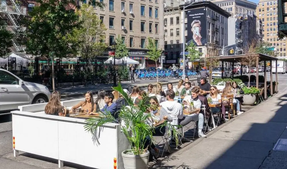A partir de abril de 2025, más de 2,600 restaurantes en Nueva York ofrecerán servicio al aire libre bajo el programa Dining Out NYC.