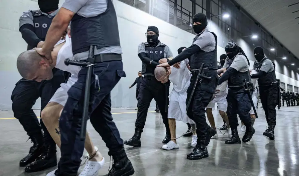 El Gobierno de EE. UU. utiliza una polémica guía para identificar y deportar a venezolanos sospechosos de pertenecer al Tren de Aragua. El Gobierno de EE. UU. utiliza una polémica guía para identificar y deportar a venezolanos sospechosos de pertenecer al Tren de Aragua.