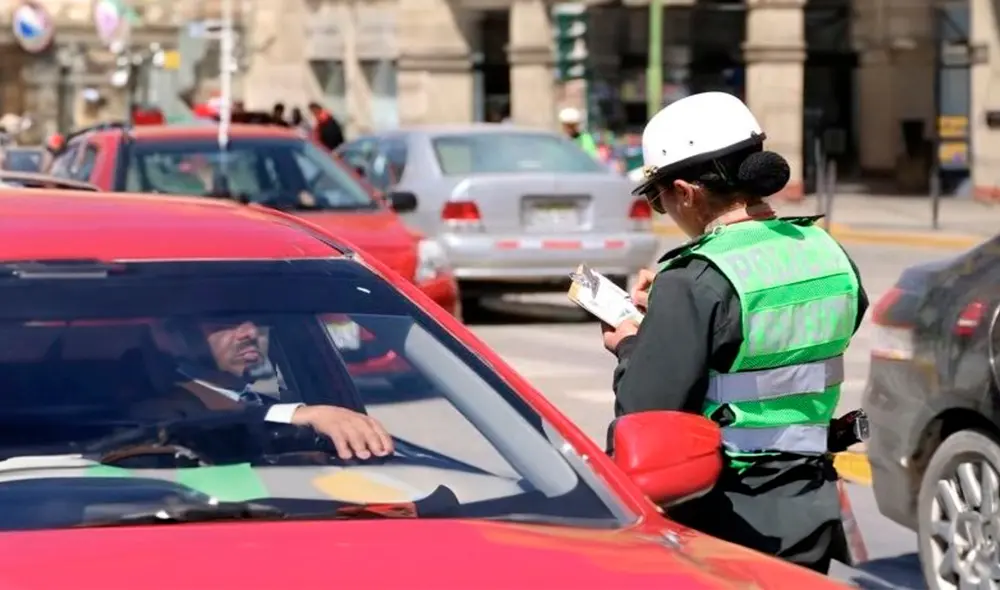 Conductores son multados por la Policía Nacional de Tránsito ante excesos en la velocidad. Foto: Andina. Conductores son multados por la Policía Nacional de Tránsito ante excesos en la velocidad. Foto: Andina.
