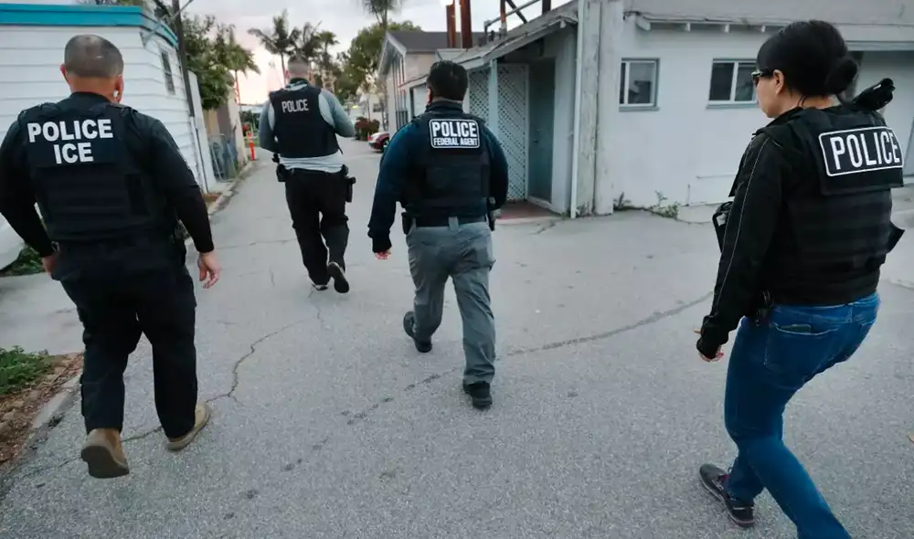 A pesar del apoyo generalizado a deportaciones, la opinión se divide en casos de delitos no violentos, donde solo un 52% apoya la expulsión, evidenciando una preferencia por un enfoque más matizado. Foto: Los Angeles Times A pesar del apoyo generalizado a deportaciones, la opinión se divide en casos de delitos no violentos, donde solo un 52% apoya la expulsión, evidenciando una preferencia por un enfoque más matizado. Foto: Los Angeles Times