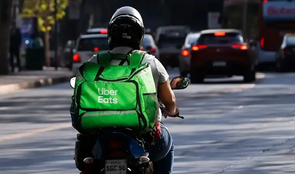Aquellos empleados por plataformas como Uber Eats, DoorDash y Grubhub verán un aumento en sus ingresos, con el nuevo salario de US$21.44 por hora. Foto: EFE