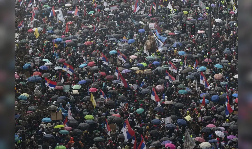 En Belgrado, personas se congregan frente al parlamento en una masiva protesta estudiantil contra la corrupción. Foto: AP/Marko Drobnjakovic. En Belgrado, personas se congregan frente al parlamento en una masiva protesta estudiantil contra la corrupción. Foto: AP/Marko Drobnjakovic.