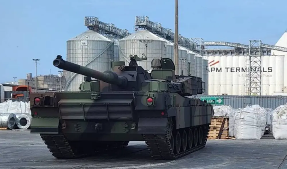 El tanque coreano K2 Black Panther en el puerto del Callao que será exhibido en la exposición del SITDEF en el Cuartel General del Ejército (Crédito: defensa.com). Foto: difusión
