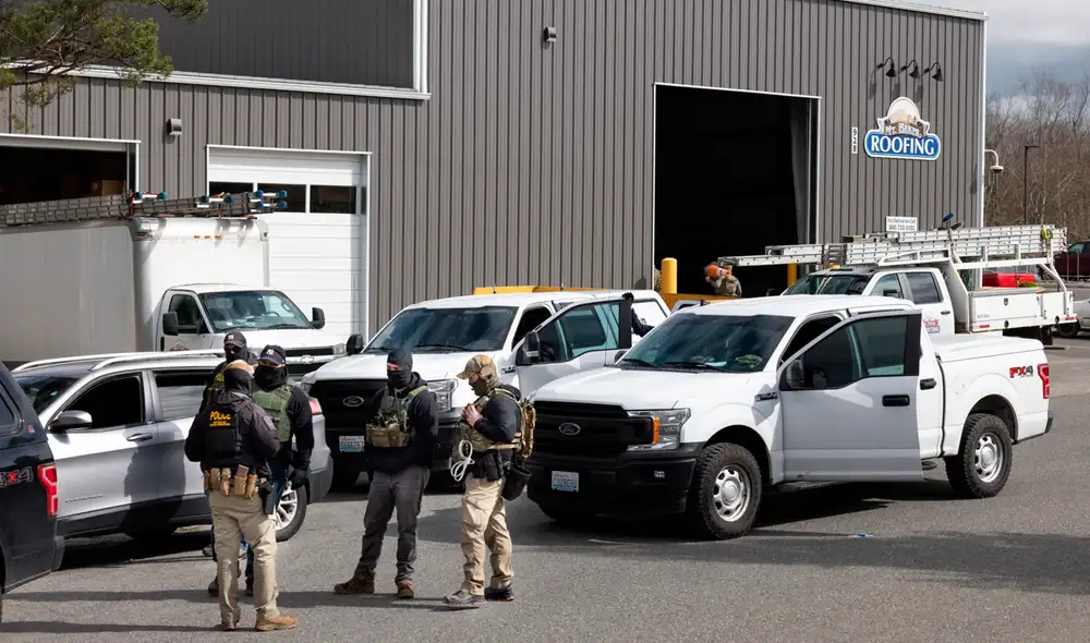 El director de MT. Baker Roofing, Mark Kuske, defendió a los detenidos, describiéndolos como "empleados que pagan impuestos" que han contribuido a la comunidad a lo largo de los años. Foto: Cascadia Daily News