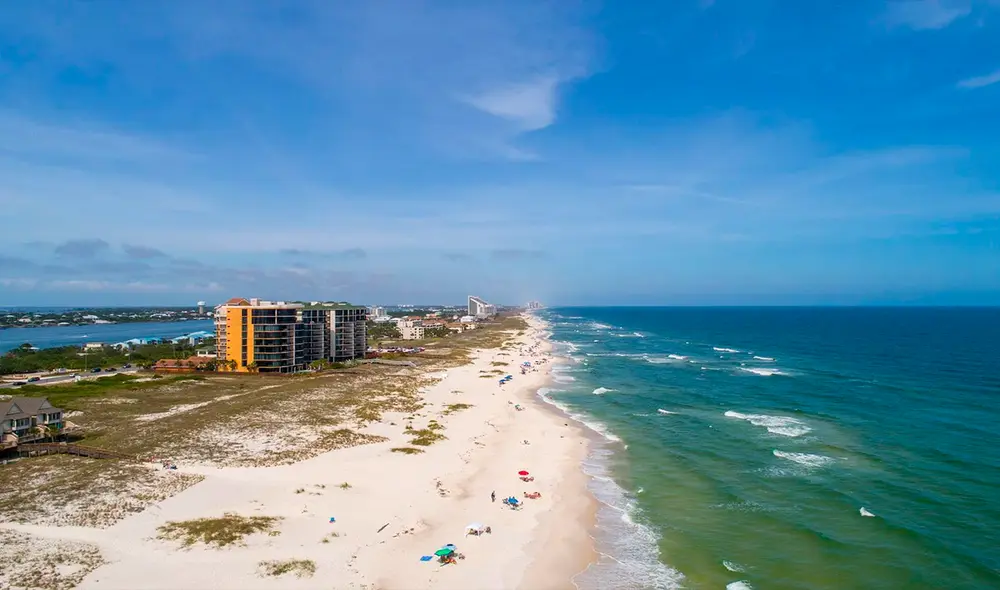 Este rincón costero, alejado del bullicio de las ciudades más turísticas, ofrece playas inmaculadas y un ambiente de ensueño que lo hacen único. Foto: Fishing Booker Este rincón costero, alejado del bullicio de las ciudades más turísticas, ofrece playas inmaculadas y un ambiente de ensueño que lo hacen único. Foto: Fishing Booker