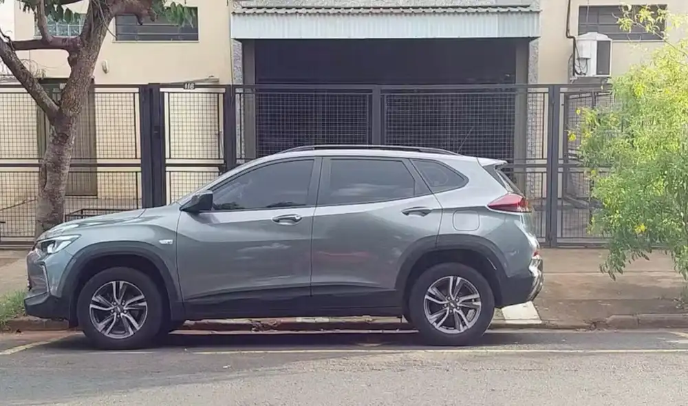 Los expertos advierten sobre el peligro del golpe de calor en vehículos cerrados, donde las temperaturas pueden ascender rápidamente. Este incidente ha generado un llamado a la conciencia sobre la seguridad infantil. Foto: G1