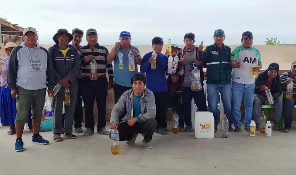 Agricultores son capacitados en preparación de trampas caseras.