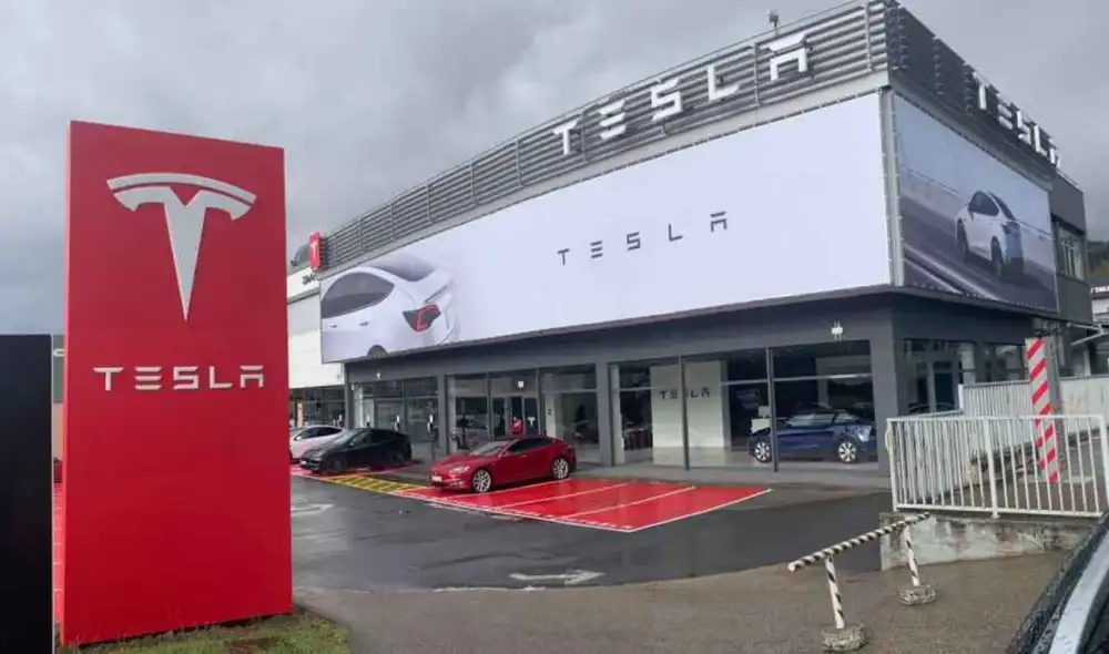 Tras su detención, durante el registro, un agente descubrió que Smithen llevaba consigo cinco tarjetas de crédito que pertenecían a diferentes personas.