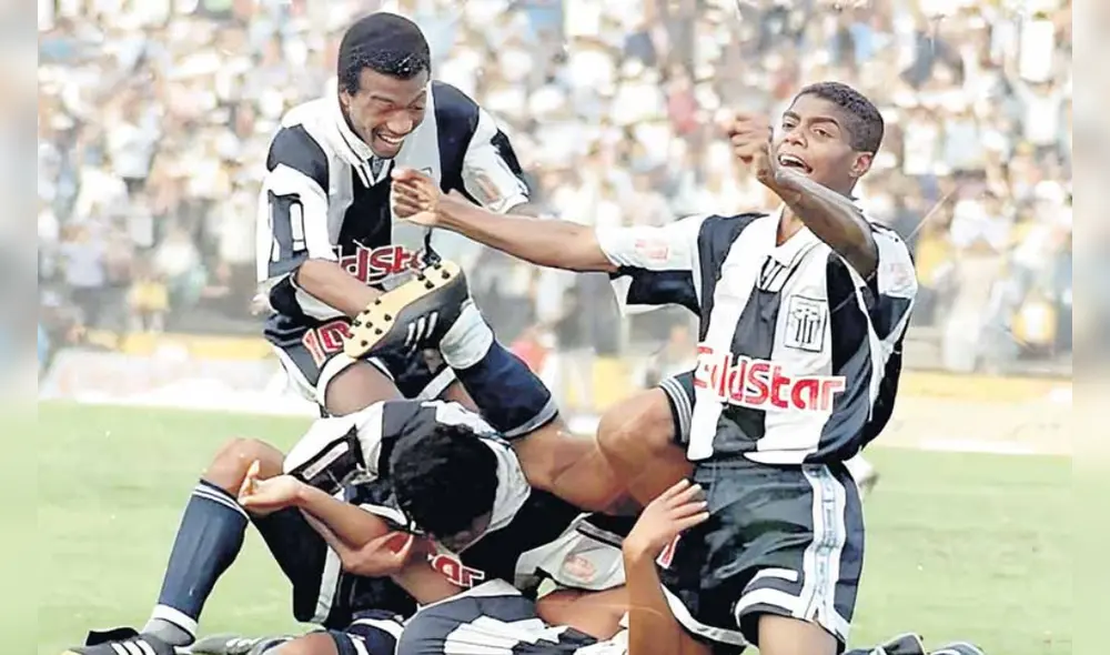 Imágenes como esta, se vieron seis veces en Matute. Ese clásico de 1995 se jugó con ambas hinchadas. Sergio Markarián era el entrenador crema. Archivo de La República.